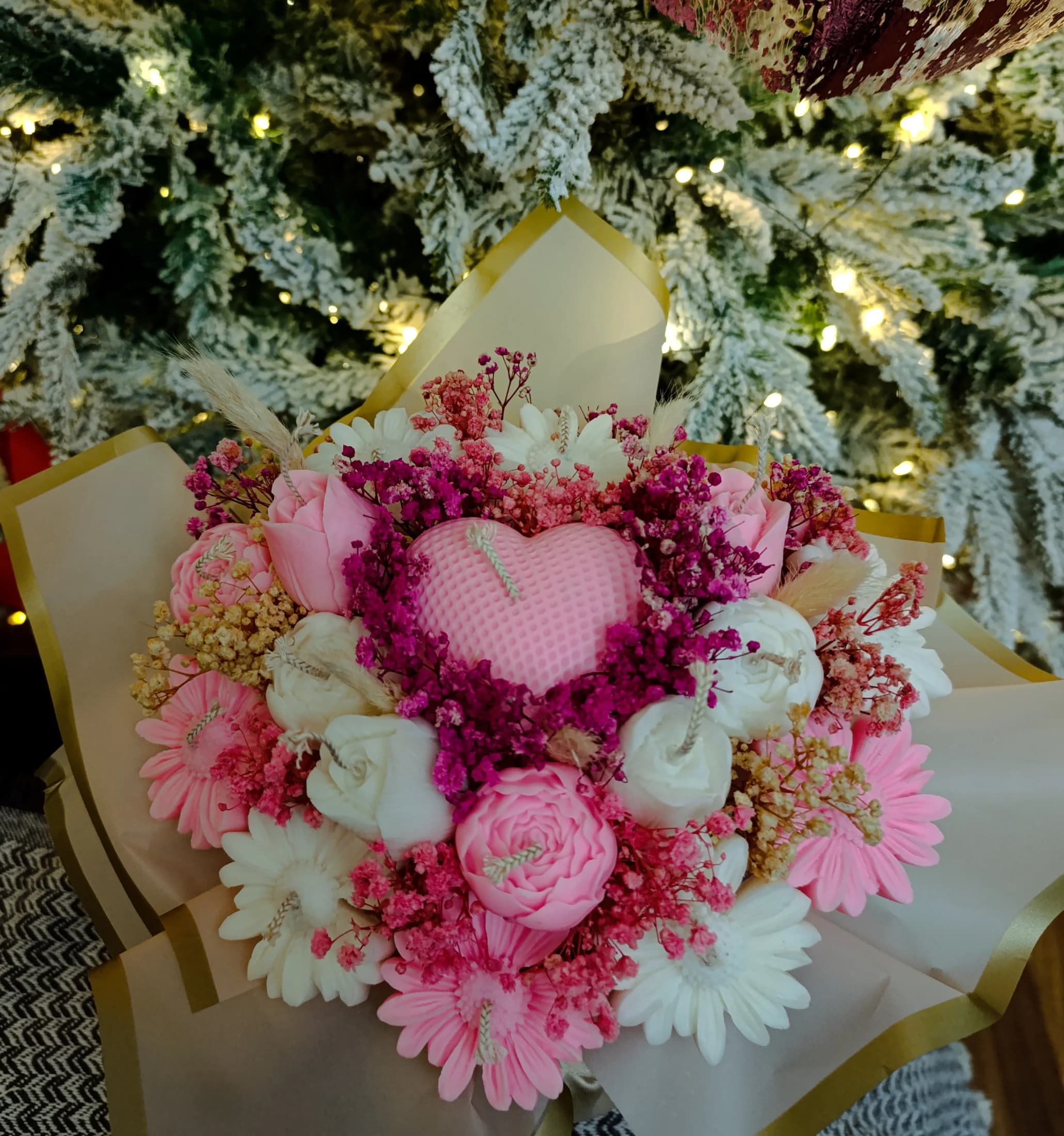 სურნელოვანი სანთლების ბუკეტი გულით